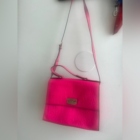 Off the shoulder hot pink Kate Spade bag with gold accents - Picture 2 of 10